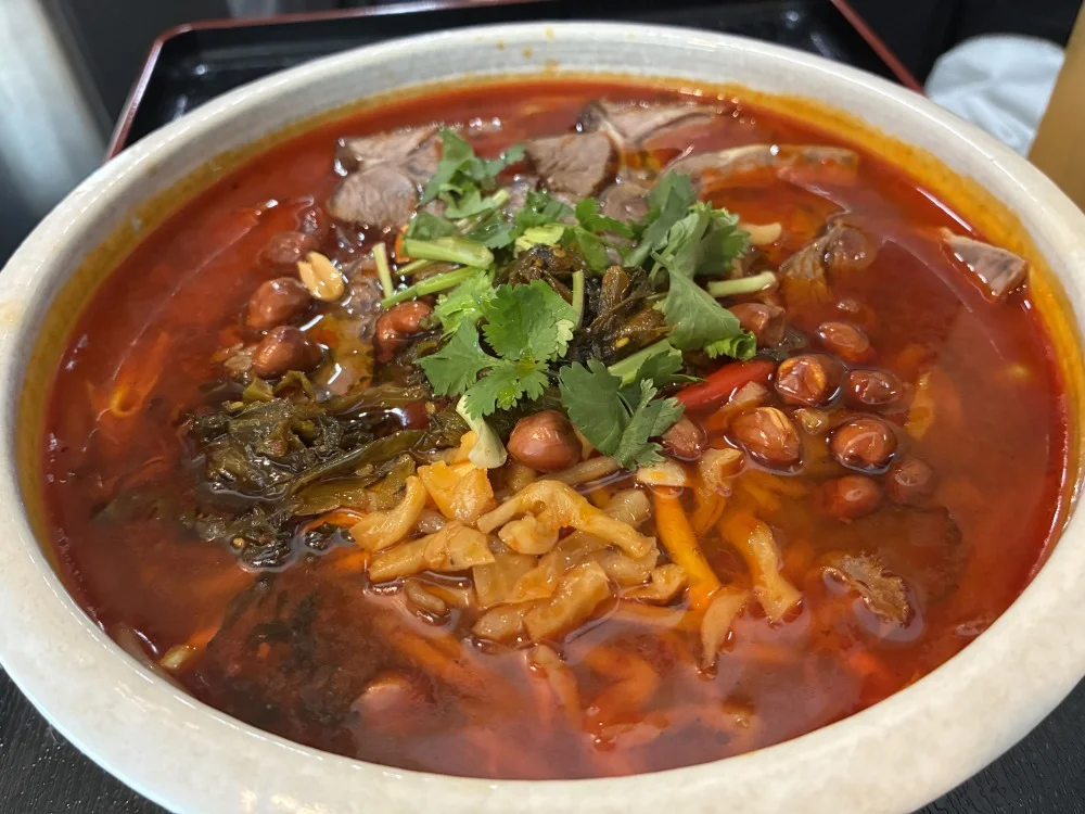 香味野菜と搾菜、ピーナッツをのせた米道の米粉麺