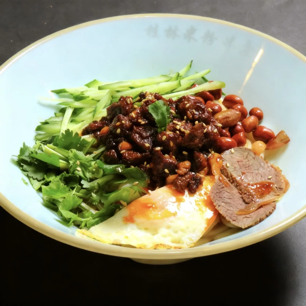 肉味噌と香菜、ピーナッツをのせたまぜ米粉麺