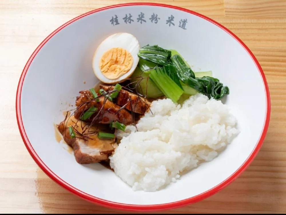煮込み肉と煮卵、青菜を添えたご飯もの