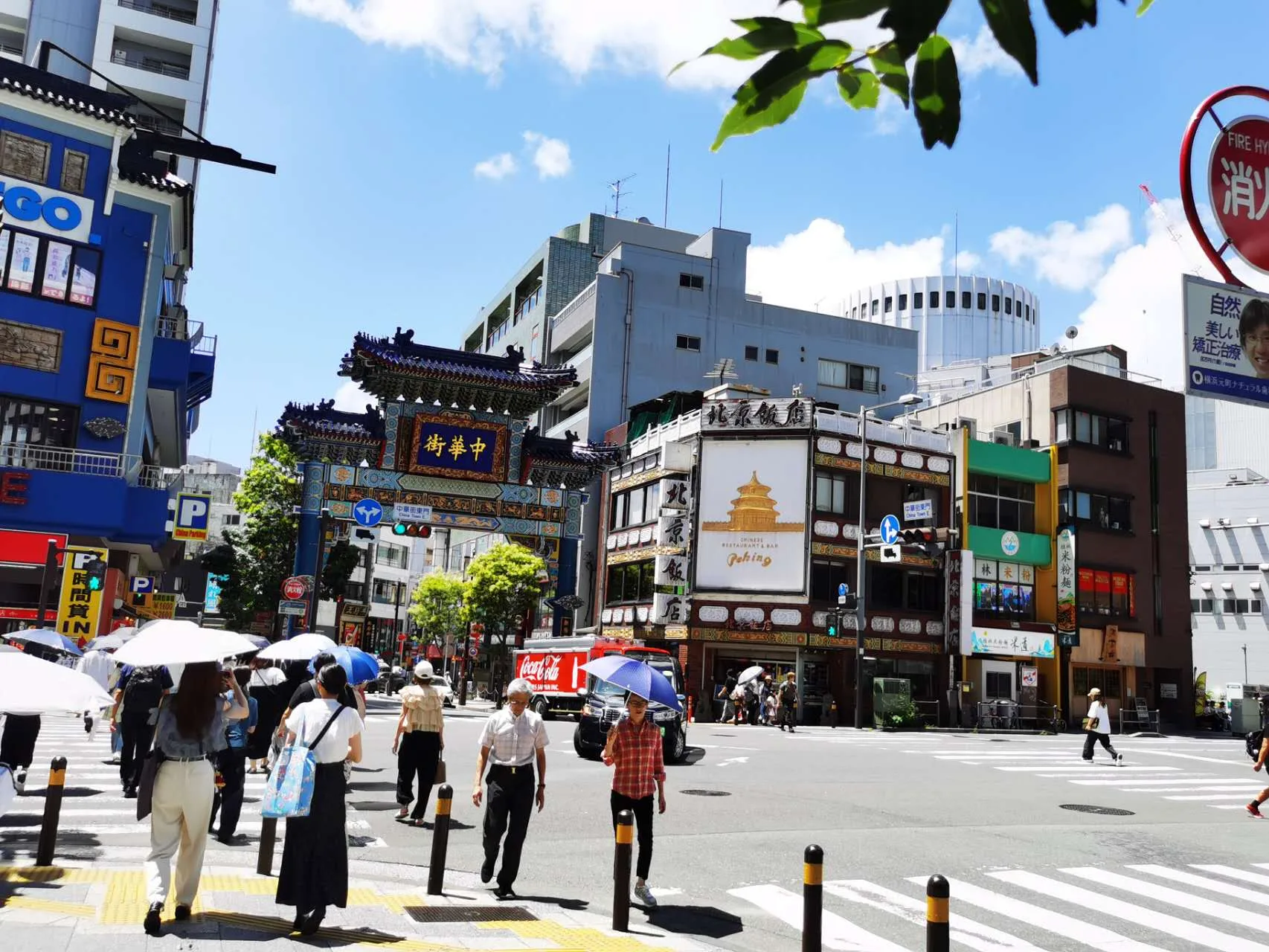 横浜中華街・東門前の通り。観光客が行き交う店舗周辺の様子