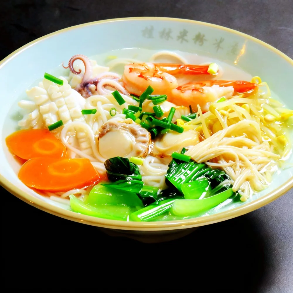 イカやエビ、彩り野菜をのせた海鮮の米粉麺