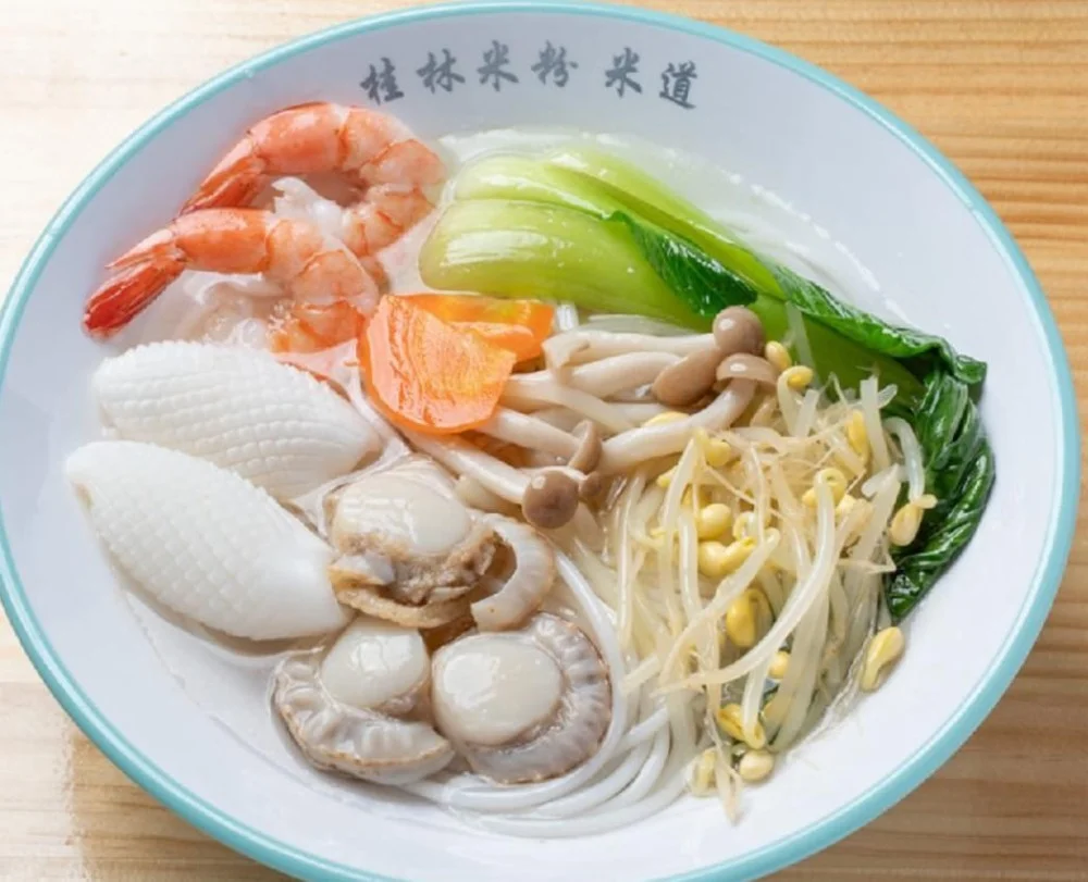 エビ・ホタテ・イカなど海鮮をたっぷりのせた米粉麺
