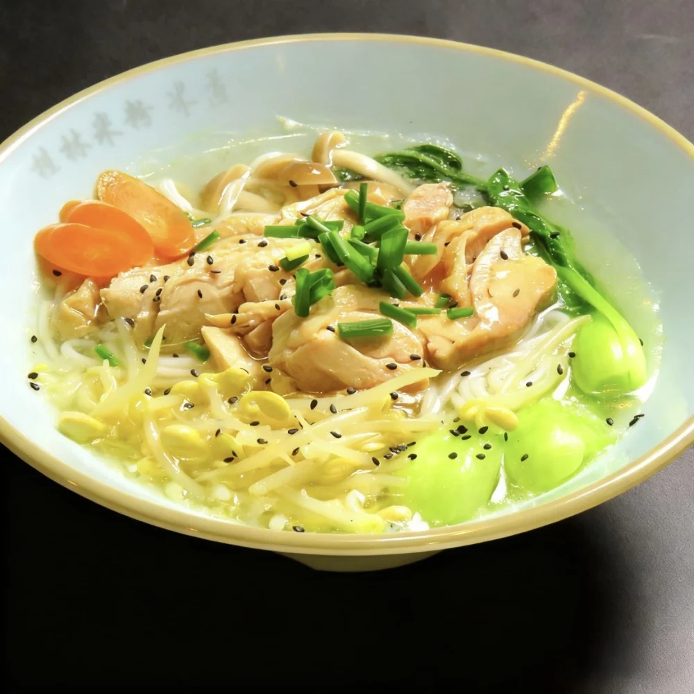 鶏肉と青梗菜をのせたあっさりスープの米粉麺