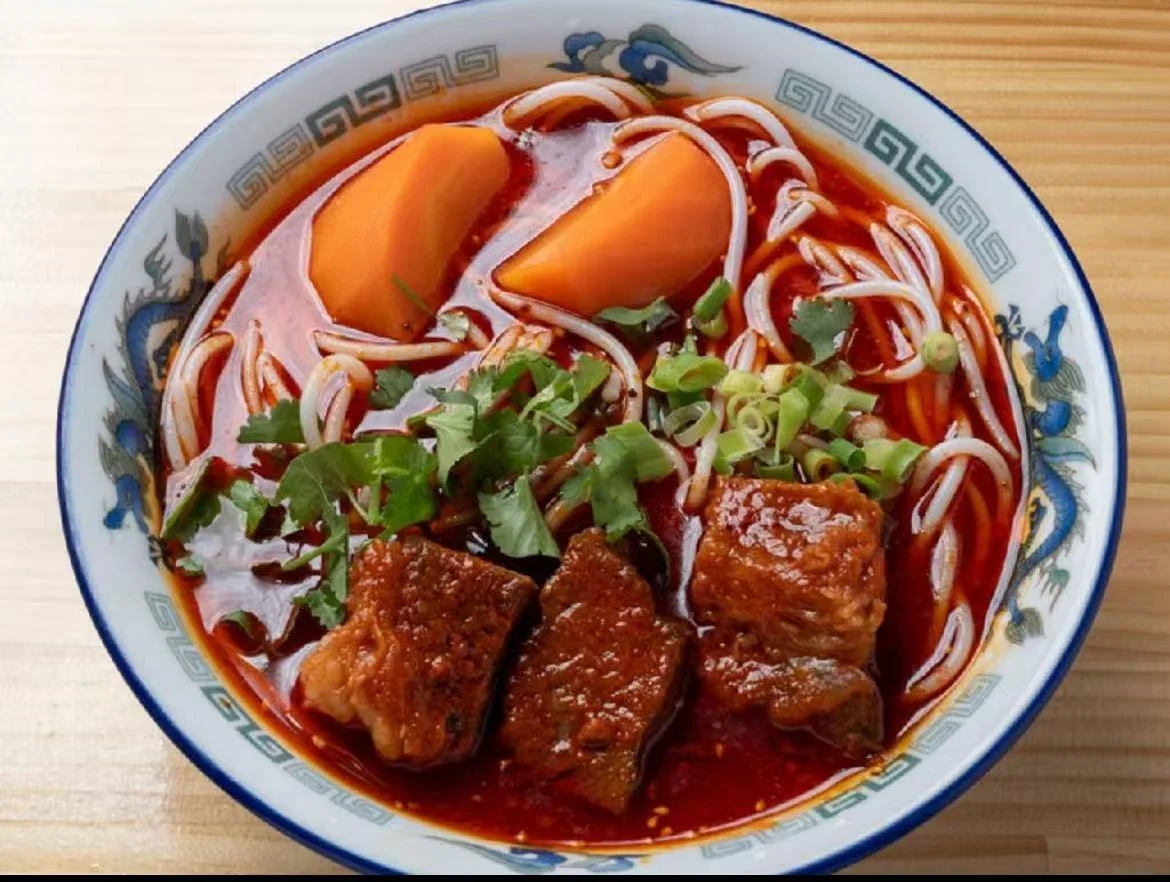 牛肉の煮込みをのせた、体が温まる冬の米粉麺