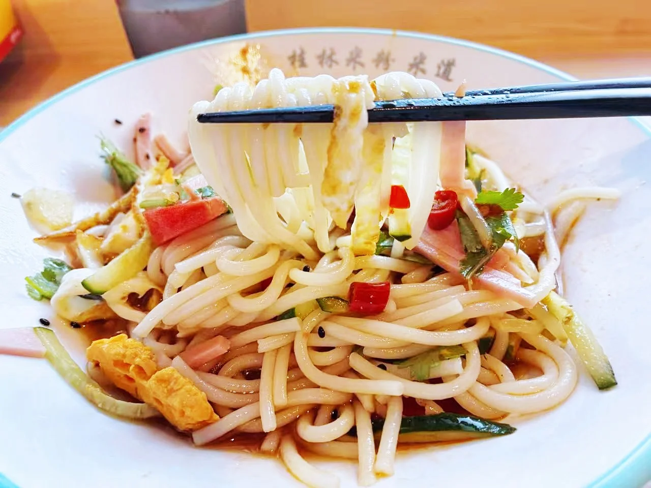 小黄瓜・トマト・香菜をのせた爆辛の冷やし米粉麺