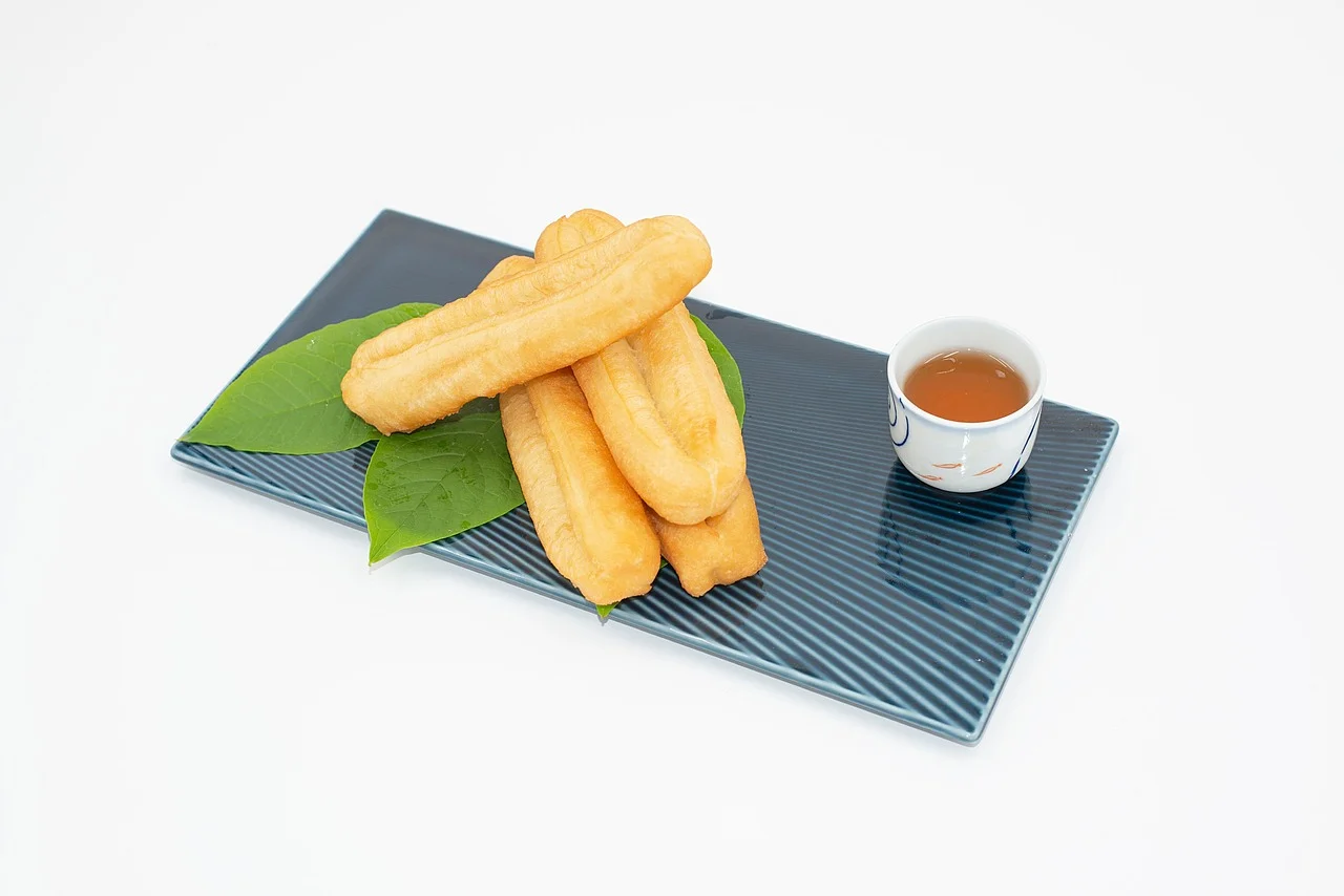 中華揚げパン（油条）— 揚げたての油条をお茶と一緒に盛りつけた一皿