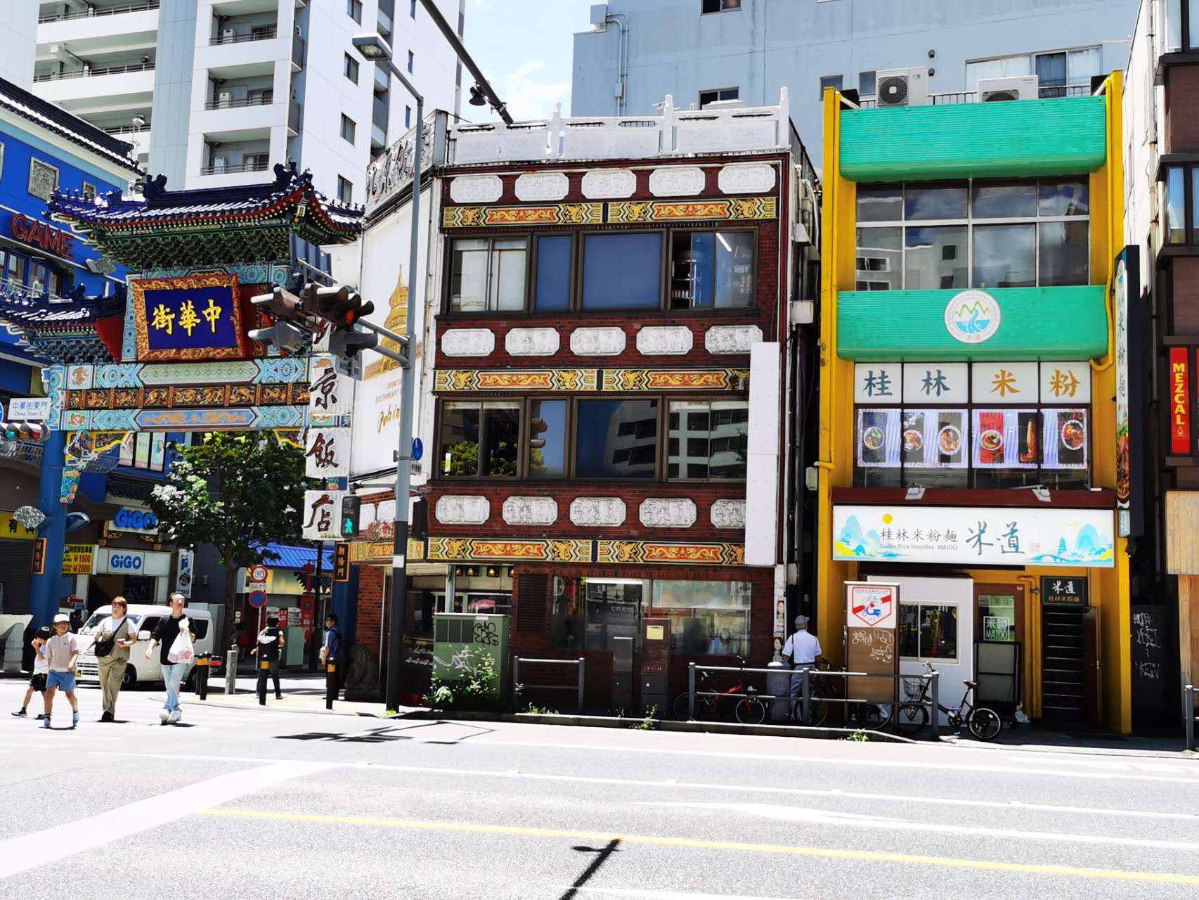 肉味噌と香菜、ピーナッツをのせたまぜ米粉麺